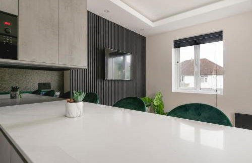 Skyvillion - COZY LARGE 4 & 1 Bed Apartments in London Enfield, Mins to Tube Station, Free Wi-Fi - Foto 34