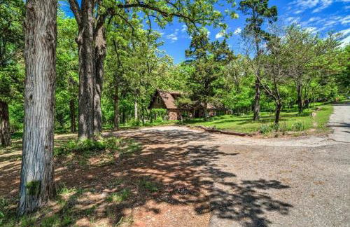 Cozy Cabin on Route 66 with Hot Tub- Edmond, OK - Foto 23