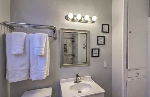 Walk to Beach Breezy Galveston Apt with Deck! - Foto 16