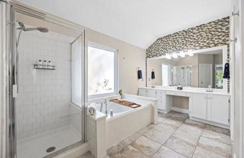 Artist Retreat at Cypress Creek - Hotub - Sleeps 9 - Photo 36