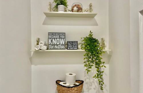 New Charming Spacious Disneyland Pool Home - Photo 4