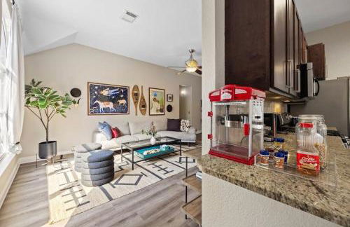 Artist Retreat at Cypress Creek - Hotub - Sleeps 9 - Photo 8