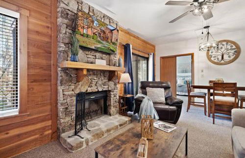 Beautiful Seven Springs- 2 Bed, 2 Bath Condo - Foto 18