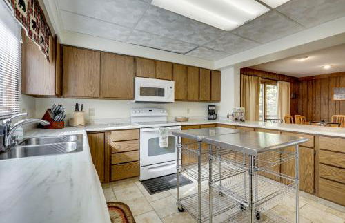 Lakeside Northwoods Retreat Dock, Deck, Fire Pit! - Foto 8