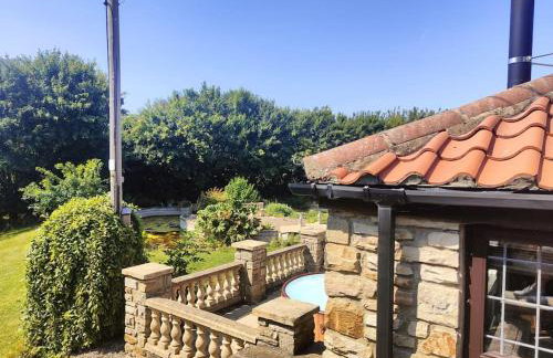 Stunning 2 Bedroom Guest House with Hot Tub - Photo 19