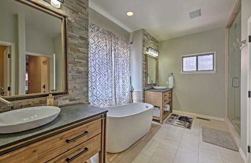 Near Woodland Lake Park Cabin with Serene Deck! - Foto 16