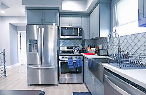 Lucky Charm 4 Bedroom Mid-City Apartment - Photo 8