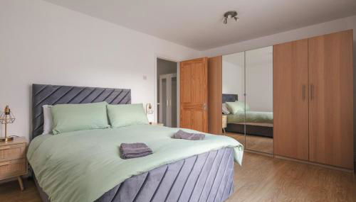 Spacious 3 Bedroom Home with PS5 and Pool Table Near O2 Arena Canary Wharf and Elizabeth Line to Central London - Foto 3, towels, wardrobe