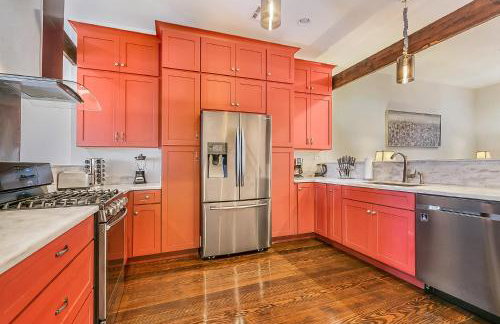 Spacious Loft-Style 3BR Townhouse by Hosteeva - Photo 20