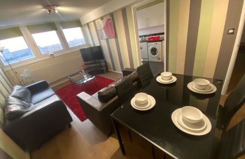 "Snooze Central" - City Centre Apartments above Victoria Centre Shopping Centre with full Kitchen in Milton Street - up to 4 Beds - most Central Location next to the Hilton Hotel - Outdoor Parking for Cars or Vans five pounds a day - Sunday 1pm Check-Out - Photo 16