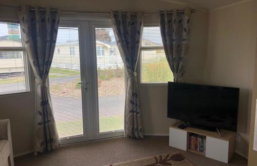 Seaside 2-Bed Caravan Retreat - Sleeps 6 & Parking - Foto 28