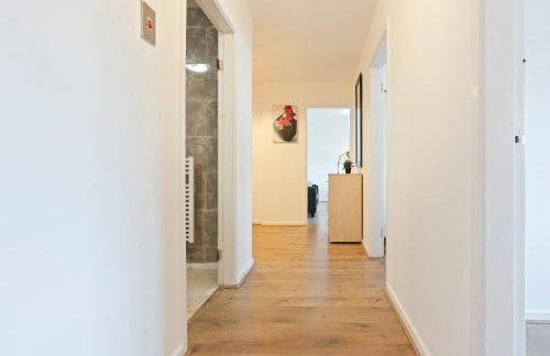 Luxury 2 Bedroom Apartment with Free Parking Opposite Queen Elizabeth Hospital - Photo 13