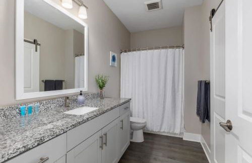 Modern 2BR & 2BA Condo with Garage & Patio - Foto 4