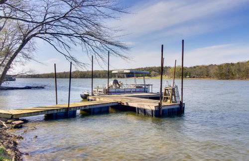 Dock and Water-View Deck Home on Lake Dardanelle - Foto 33
