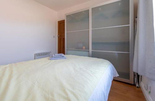 Luxury 1st floor modern flat, close to city with free parking - Photo 3