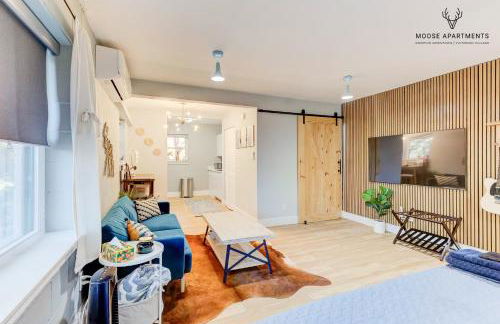 The Moose #7 - Instaworthy Studio with Amazing Views, Free Parking & Heated King Bed - Foto 1