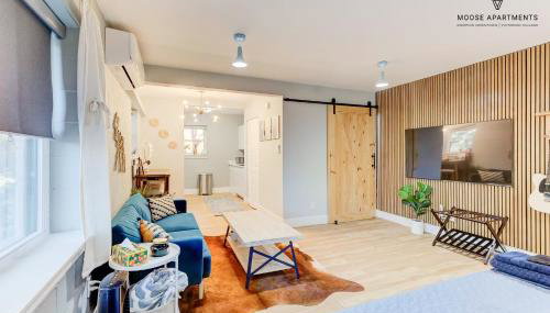 The Moose #7 - Instaworthy Studio with Amazing Views, Free Parking & Heated King Bed - Foto 1, minibar