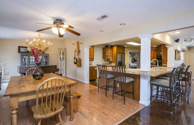 Grand Dream Vacation Home in Nashville 7+ beds! - Photo 37