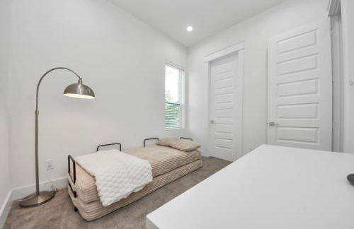 Stylish & Spacious 3BR Gem With Hot tub Near Downtown - Foto 17