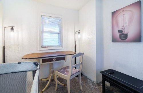 King Bed, Stocked Kitchen, Easy Driveway Parking, 2mi to Downtown & Coliseum - Foto 7
