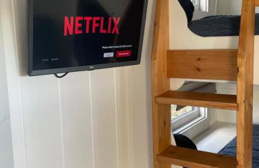 Cybi, Modern Shepherds Hut with Games Room Access - Foto 9