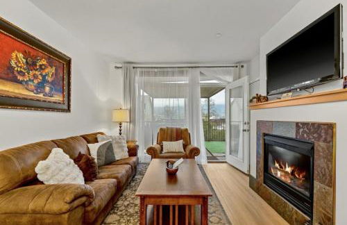 Lakeside luxury with hot tub and pool - Foto 4