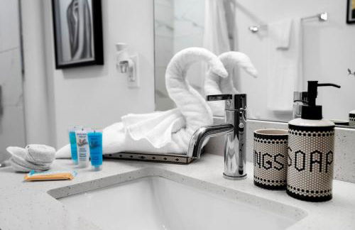 Miami Magic Vibrant 2 Bedroom with Free Parking - Photo 5