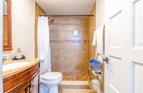 Stylish Beachfront Condo with Balcony & Ocean View - Foto 54