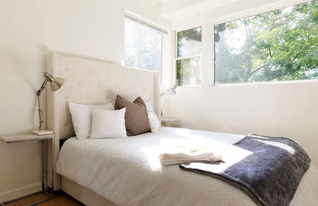 Argyle Penthouse Chic 1BR Apt 2 Sofabed - Photo 2