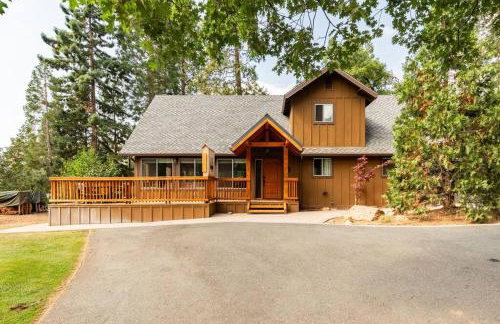 Sequoia Retreat- Spacious Cabin, Hot tub, & Sundeck - Foto 13