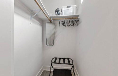 Teche House KING Bed Luxury Getaway Fast WiFi - Foto 22