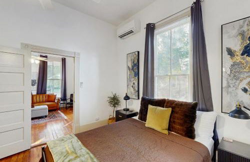 Historic charmer with updated appliances, enclosed yard, & AC - near downtown - Foto 12