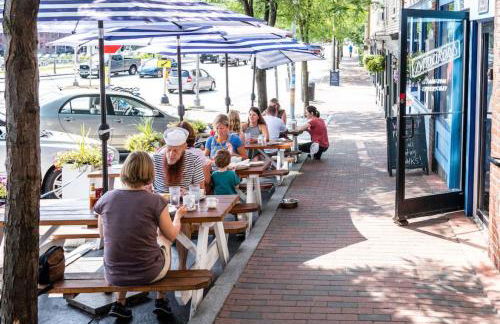 Bohemian Bungalow with Hot Tub - Foto 28