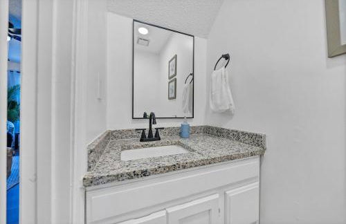 Chic & Modern 2BD Near CAE - Foto 23