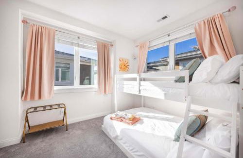 Rare 3BR Modern Urban Escape Private Garage - Foto 31