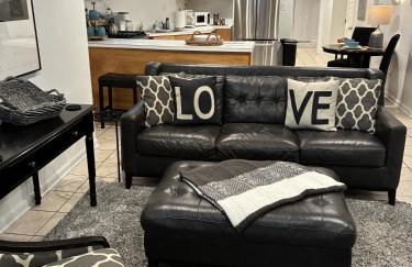 The Wrigleyville Deluxe -Steps from Wrigley Sleeps 10 - Foto 14