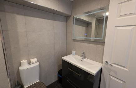 Large Modern House with Private Parking - Foto 58