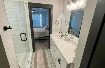 Loop, New Luxurious Large 3BR House, Sleeps 11 with Free Parking - Photo 43