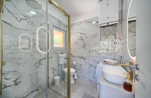 Luxury Mountain View Escape with Private Jacuzzi Split area - Photo 25