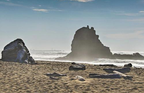 Spacious Redwood Retreat with Hidden Hot Tub - Foto 41