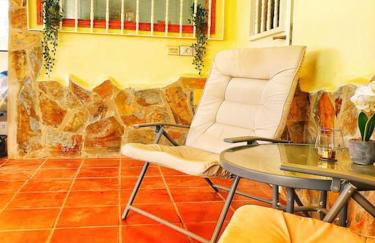 The perfect place to relax Bedroom with hot tub, beautiful tropical garden area. Bbq and big open spaces through all the house.It is located in a quiet place, but still 5 min away from the touristic Puerto Rico and walking distance from the beach - Foto 27