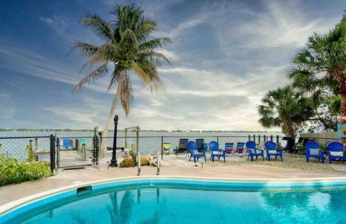 Gorgeous Waterfront! Mermaid's Retreat Wows! - Foto 14