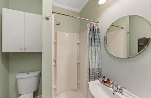 Vibrant and Cozy 2BR near Uptown with Balcony - Foto 11