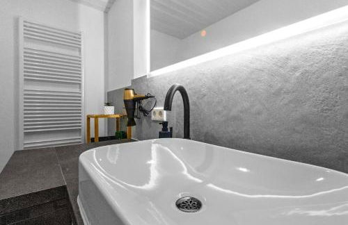 Moderne Suite bis zu 6 Personen - Central- free Parking - 3 Bedrooms - Netflix - Smart Home - Foto 30