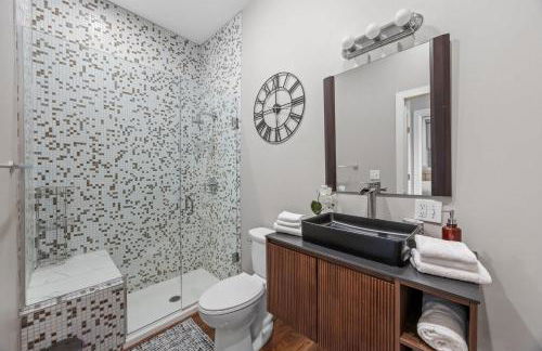 NEW Elegant Downtown Escape with Modern Comforts - Foto 5