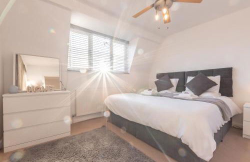 BEST PRICE! LARGE HOME - SMART TV - COMFY BEDS - GARDEN - 4 Single Beds or 2 Doubles! SLEEPS UP TO 4 GUESTS!! - Photo 4