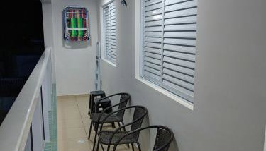 Apto completo com varanda gourmet a 50 mt da praia - Foto 3