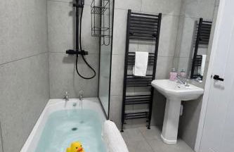 5 Bed Family Home in Treharris, Sleeps 1, Near Bike Park Wales - Foto 13