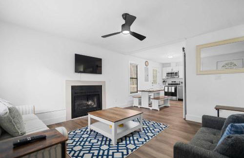 8 Minutes to UNC - Outdoor Deck - Washer and Dryer - Foto 1