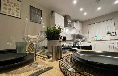 New Stylish House - Sleeps 7 - Free Parking - Contractors Welcome - Wifi - Foto 1